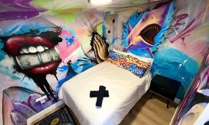 Wynwood Art District House | Cozy & Colorful Miami Art Canvas w/HotTub & Murals