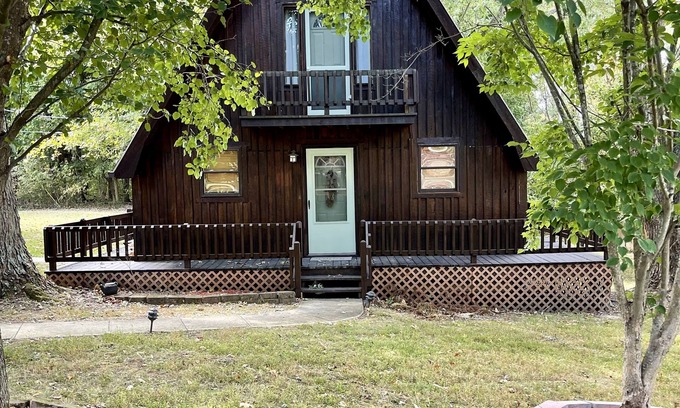 Farmers Cabin | Cozy, Comfy Cabin minutes from Cave Run Lake, I-64, App Harvest, and Morehead.