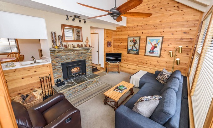 Mammoth Lakes Condo | Cozy Condo: Close To Canyon Lodge