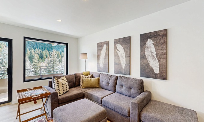 Warm Springs Condo | Cozy Condo with Stunning Mountain Views - Near the Ski Lifts