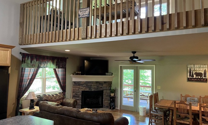 Ellijay Cabin | Cozy Coosawatee Cabin on top of Eagle Mountain with hot tub, fire pit and fun!