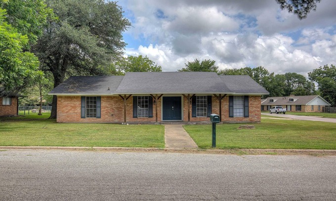 Commerce House | Cozy corner lot in Commerce, Texas.