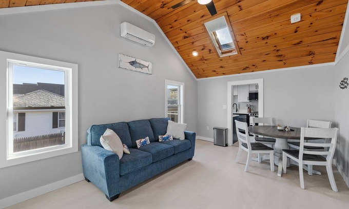 Hampton Cottage | Cozy Cottage 5 min. to Beach, Shops, Boardwalk