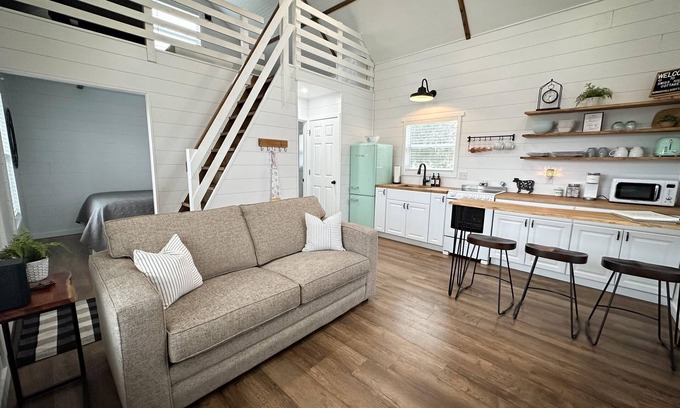 Dry Ridge Cottage | Cozy Cottage at Pumpkin Patch Near Ark: No Cleaning Fee & Free Farm Passes!