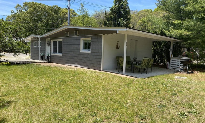 Hampton Bays House | Cozy Cottage by Shinnecock Canal and by Meschutt Beach! 🏖️