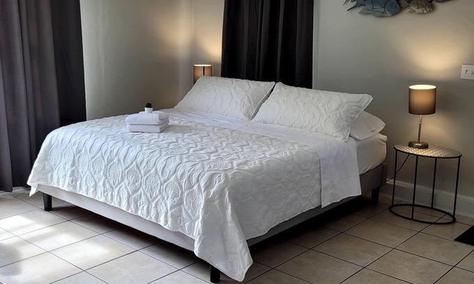 Mango Groves Cottage | Cozy "Cottage Cove" in charming Lake Worth Beach