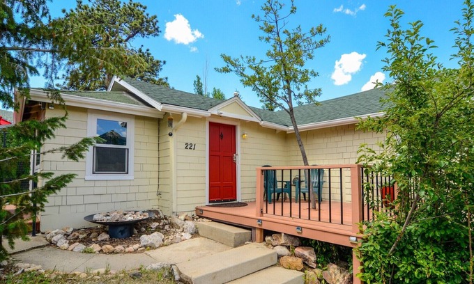 Estes Park House | Cozy Cottage - Downtown Location with Wifi/Views/Parking!