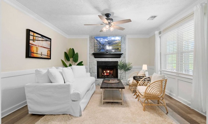 Marietta House | Cozy Cottage for 6|Pet|Fenced