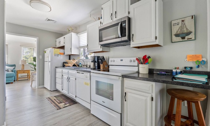 Villas Cottage | Cozy Cottage: Hot Tub~Gas Fireplace~Pet Friendly!