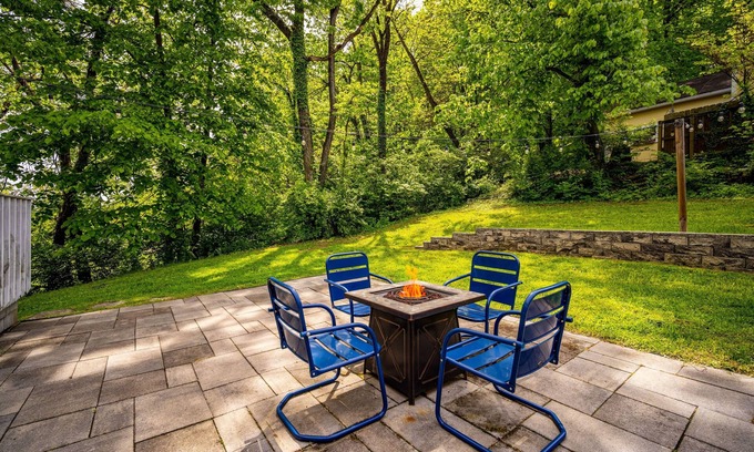 Roselawn Finance Cottage | Cozy Cottage In The Heart Of Hyde Park 1 Bedroom Home by RedAwning