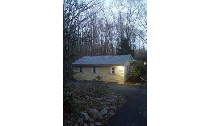Effort Cottage | Cozy Cottage in the Village of Effort, PA.