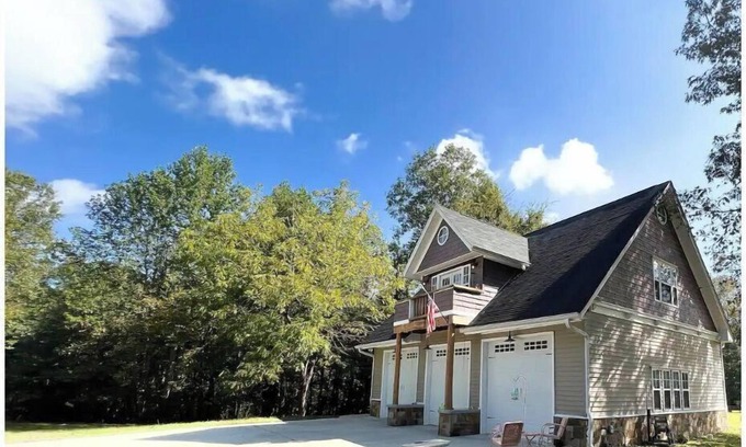 Elberton House | Cozy Cottage - Lake Front - GA Coldwater Retreat