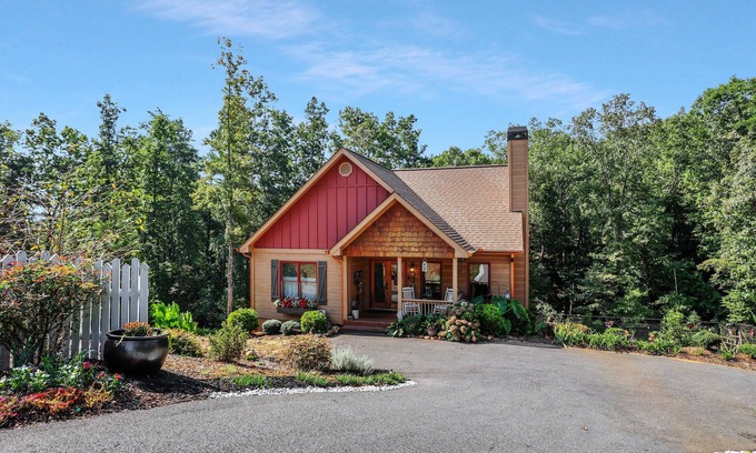 Dahlonega Cottage | Cozy Cottage minutes from Wineries & 5 miles to Dahlonega Square