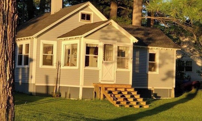Weeks Mills House | Cozy Cottage on Togus Pond
