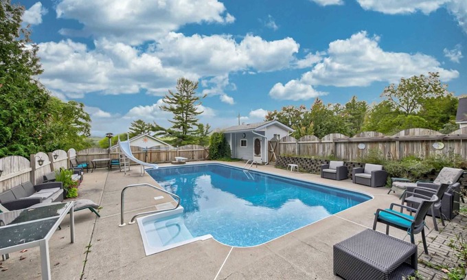 Penetanguishene Cottage | Cozy Cottage Retreat with HotTub, Heated Pool, Firepit, Ping Pong & Pool table
