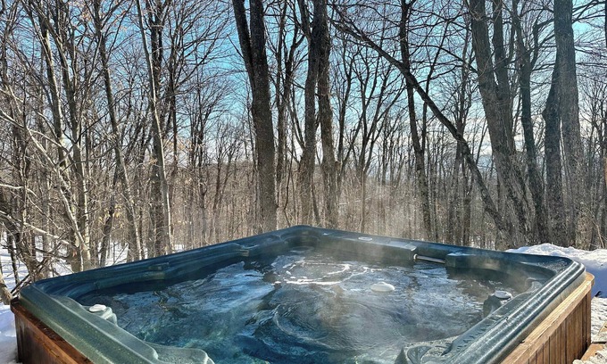 Morin Heights Cottage | Cozy Cottage Spa and fireplace