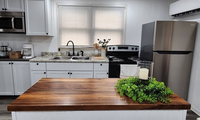 Mount Vernon House | Cozy Cottage! Weekly/Monthly Discounts! Washer and dryer! Wifi!