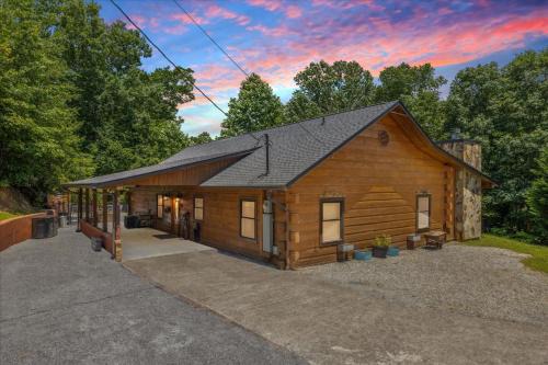 Gatlinburg - Pigeon Forge House | Cozy Cottage Wev Charger, Firepit & Bed Swing