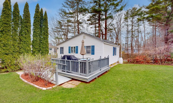 York Beach House | Cozy Cottage with Private Deck - Walk to Short Sands Beach