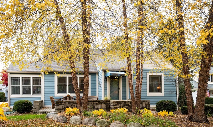 Saint Joseph House | Cozy Cottage with view of Lake Michigan