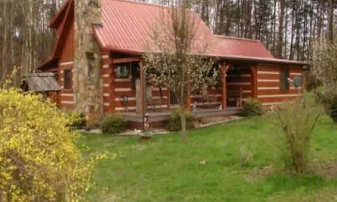 Kodak Cabin | Cozy Country Cabin | Hot Tub + Outdoor Charm