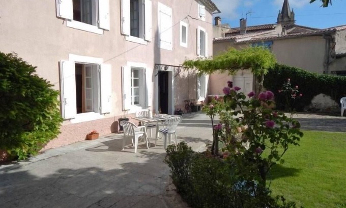 Alaigne House | Cozy country house with a cozy yard and shady garden