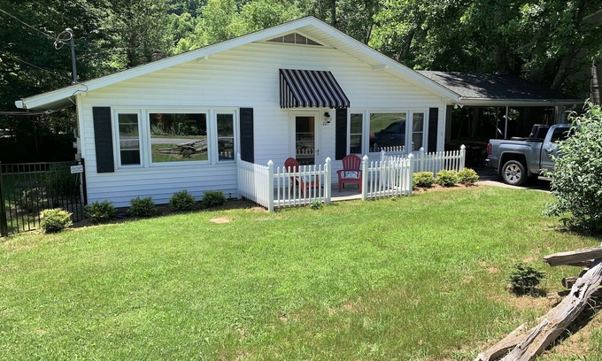 Maggie Valley House | Cozy Creek side 3 Bedroom Home