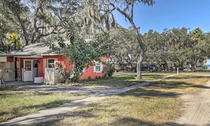Crystal Beach Cottage | Cozy Crystal Beach Cottage: Walk to Shoreline