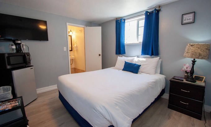 Westport Hotel | Cozy Cuddy Room with WiFi in Westport