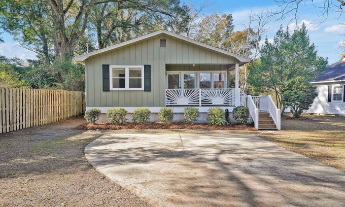 Wilmington House | Cozy, Cul-de-sac Cottage 3/2 near Greenfield Lake Park+Amphitheater