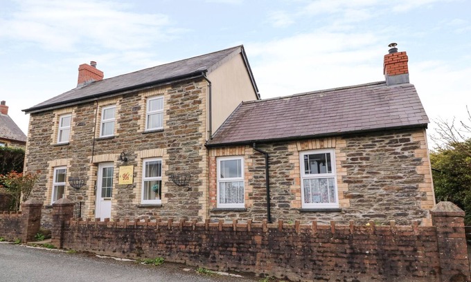 Llandysul Cottage | COZY CWTCH COTTAGE, pet friendly, with open fire in Penrhiwllan