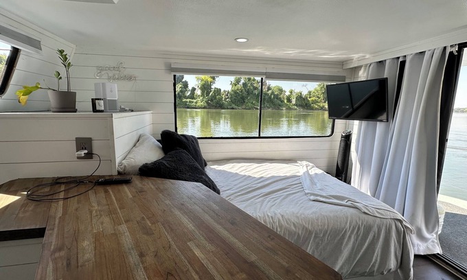Willow Creek Boat Rental | “Cozy Docked Houseboat Stay – Minutes from Golden 1 & Aftershock”