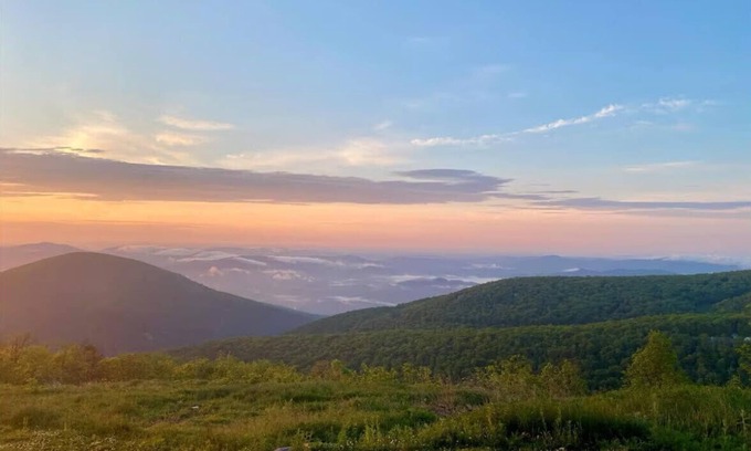 Nellysford Condo | Cozy dog- friendly condo that sleeps 6 -with pools and VIEWS, minutes to slopes