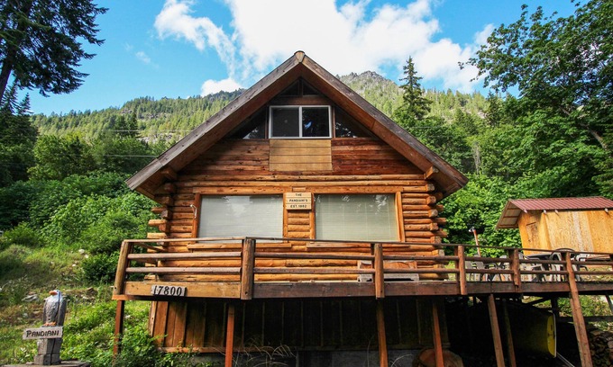 Leavenworth Cabin | Cozy, dog-friendly cabin w/a great deck, partial lake views, & beach access