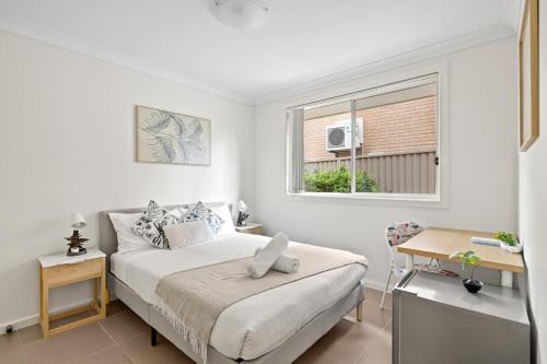 Panania House | Cozy Double Room in Panania - Close to Stations & Stores - Shared Bathroom