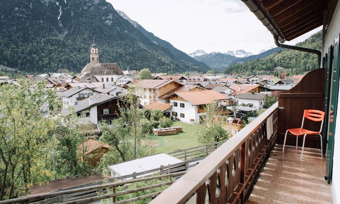 Mittenwald Apartment | Cozy double room with a great view of the Karwendel. Close to the center!