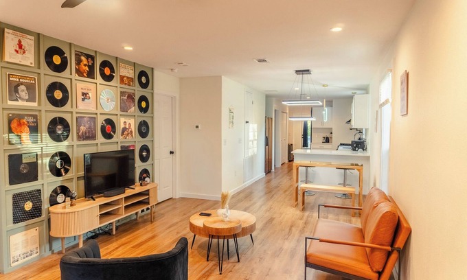 Downtown House | Cozy Downtown Cottage 10 Mins to Pcola Beach