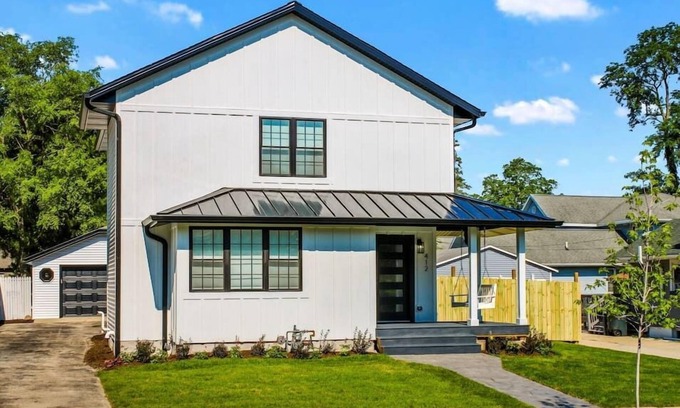 Lake Geneva House | Cozy Downtown Farmhouse on Wells, 5BR 3 BA Sleeps 15!
