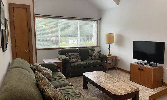 Hunter Condo | Cozy Downtown Hunter Mountain Getaway n