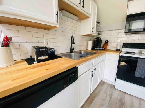 Downtown Cleveland House | Cozy Downtown Modern Condo in the Heart of it all