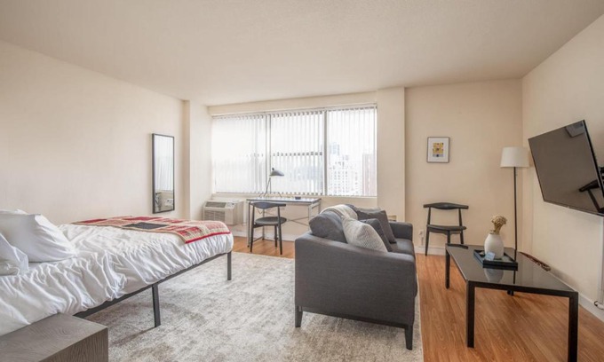 Downtown West Apartment | Cozy DT Studio with City View by Zencity