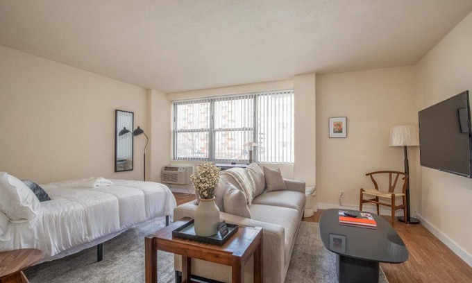 Downtown West Apartment | Cozy DT Studio with Full Kitchen by Zencity