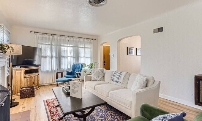 Hale House | Cozy Duplex near Hospitals I Cherry Creek I Denver