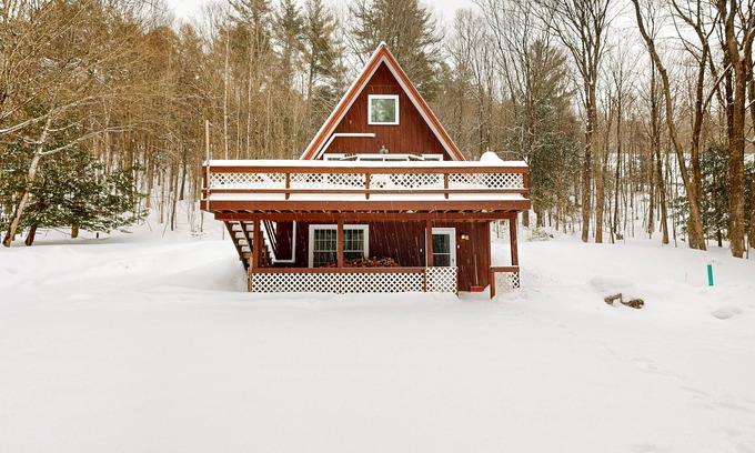 Ludlow House | Cozy duplex, upper floor w/balcony, mountain views, lake access, BBQ, fire pit