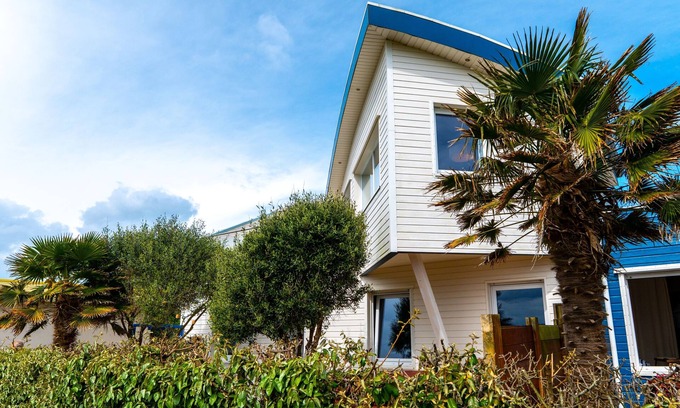 Le Conquet House | Cozy duplex with sea view living room and pool located in Le Conquet