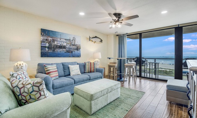Port Aransas Condo | Cozy Elegant 2bd 3 bth Den