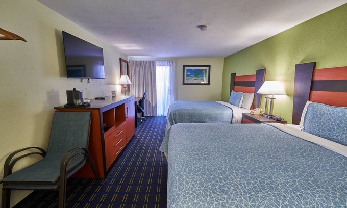 West Yarmouth Hotel | Cozy Escape w/Indoor Pool, Playground, & Complimentary Breakfast for Families