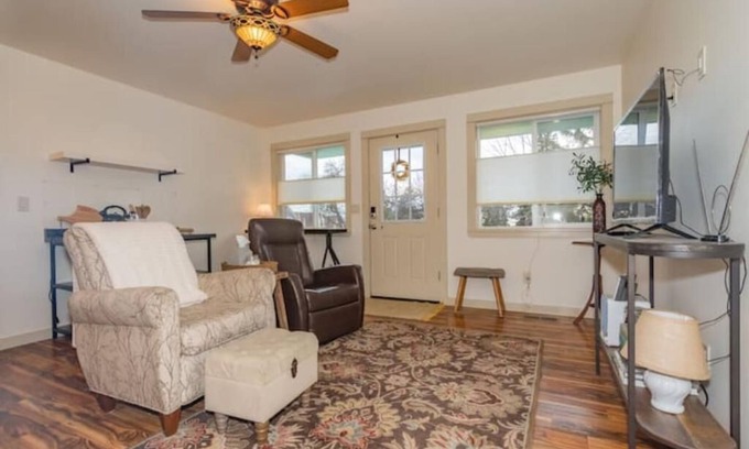 Ashland Cabin | Cozy European Cottage 2 bd + 1 bath