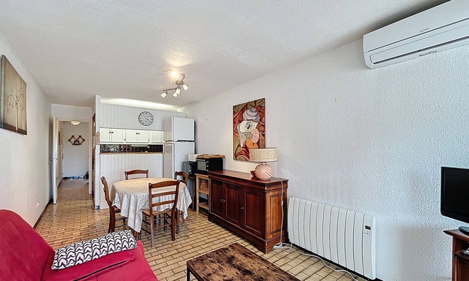 Carnon-Plage Apartment | Cozy F2 with Parking, A/C, WiFi - Steps from the Beach