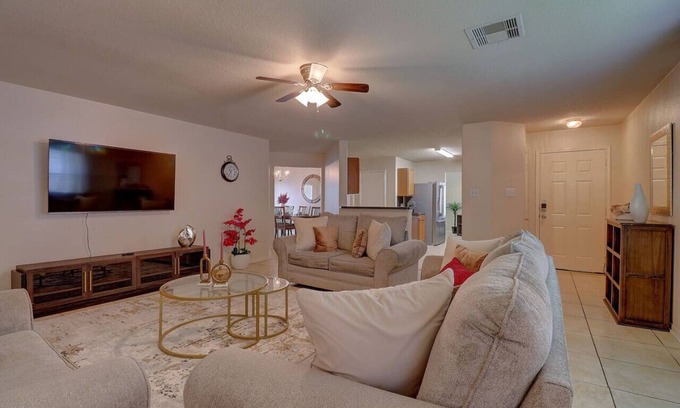 Barker House | Cozy Fall Home! Fast Wi-Fi, & Free Snacks!